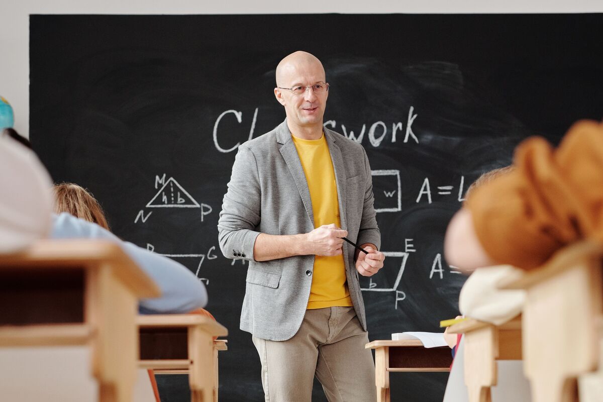 Docente participando en una discusión en el aula (imagen ilustrativa)