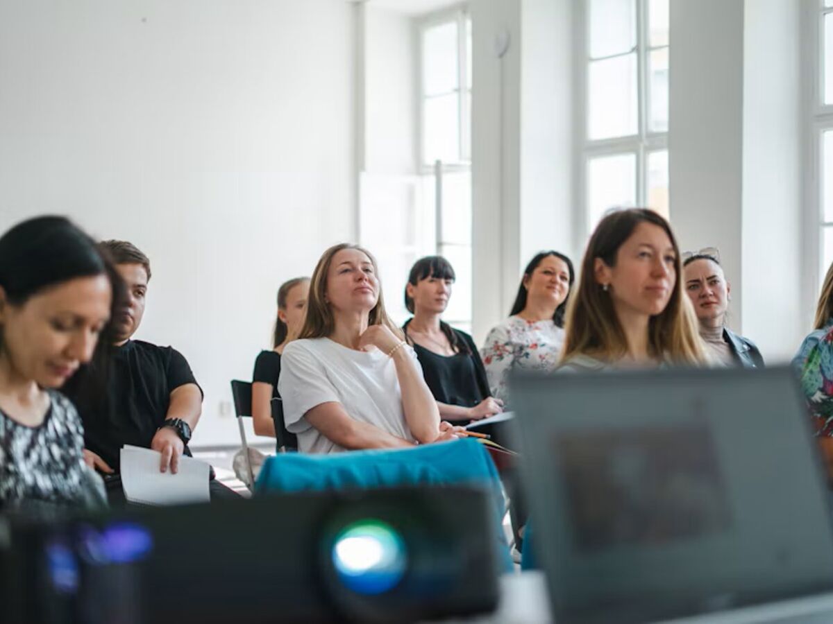 Adultos participando de un taller en una sala luminosa (imagen ilustrativa)